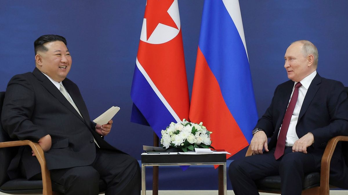 Putin dostal od Kima karabinu. Dal mu rukavici ze skafandru, který byl ve vesmíru